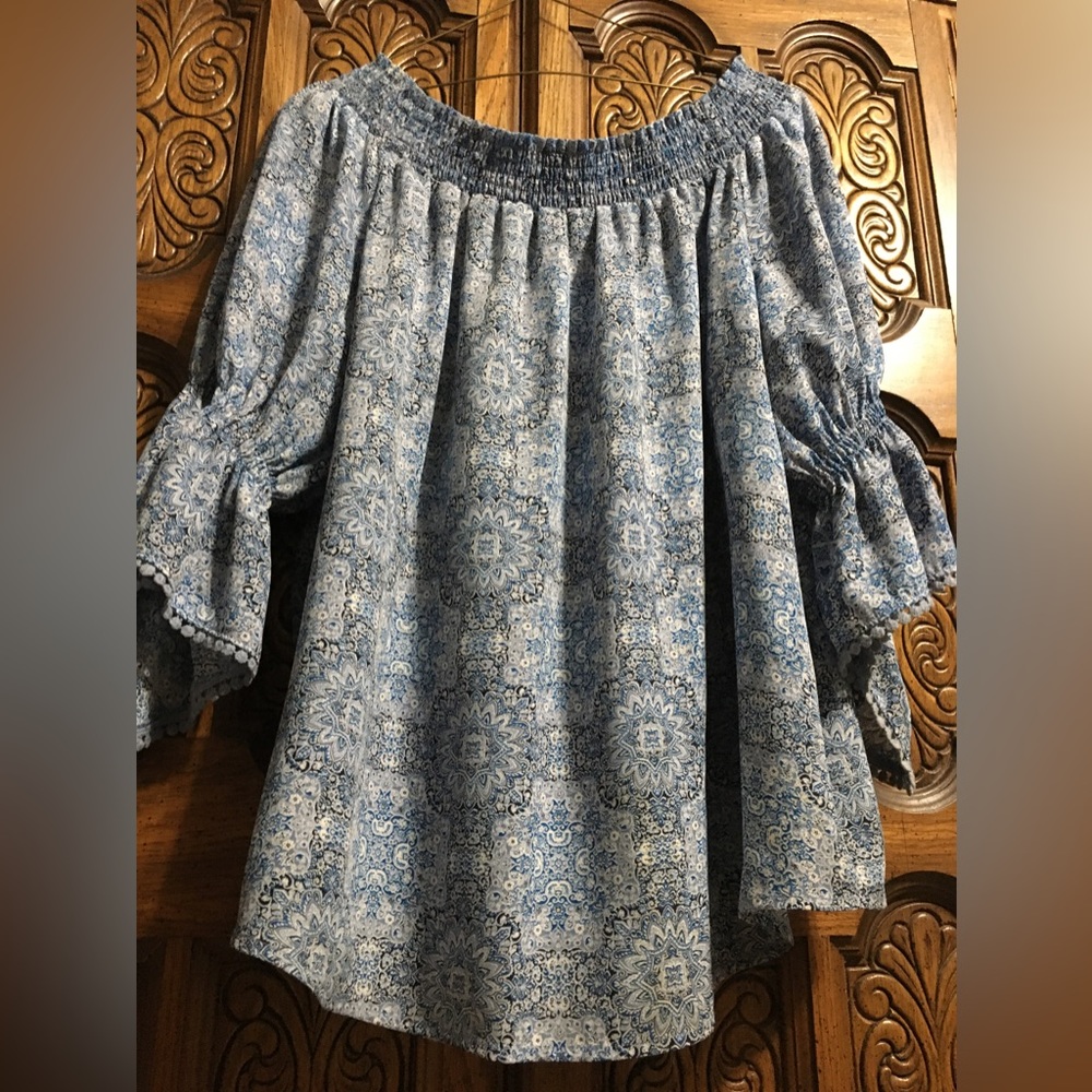 Ladies top / blouse wear on or off the shoulders.